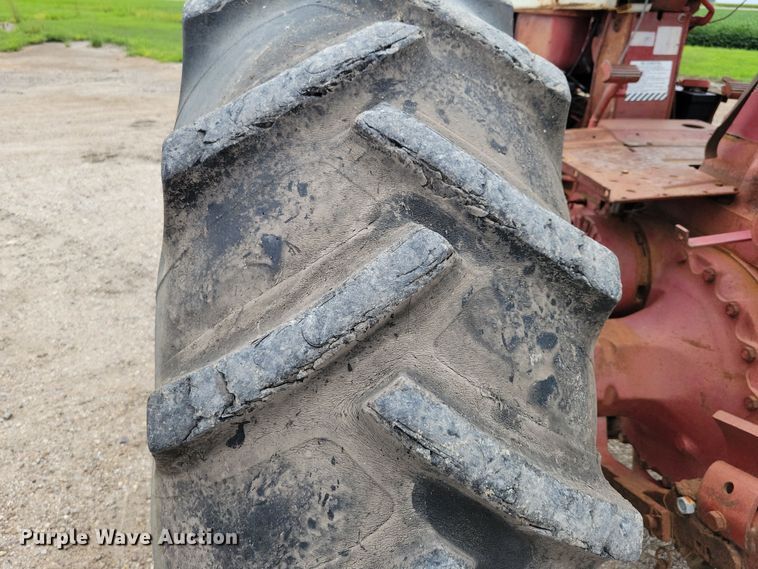 image for item EA2515 International Farmall 826 tractor