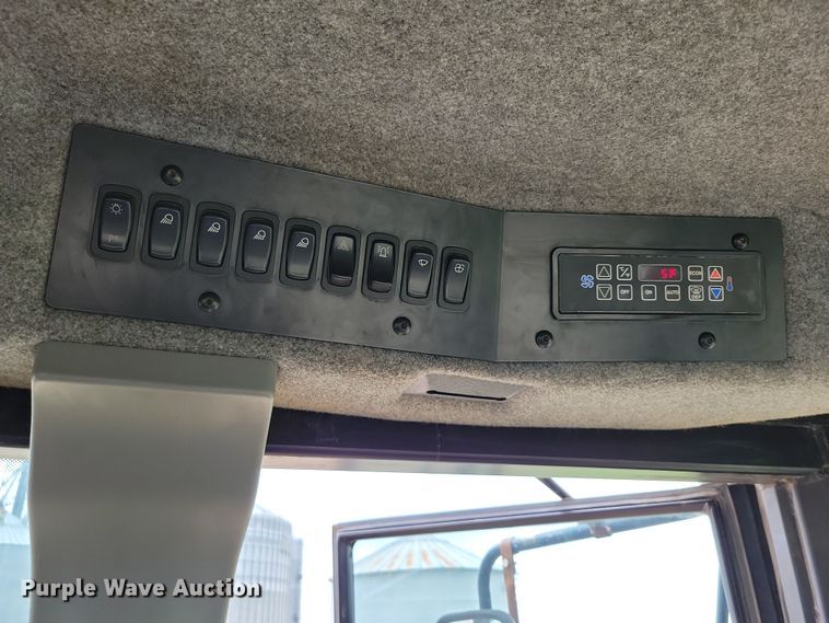 image for item EA2516 2009 TerraGator 8204 spreader