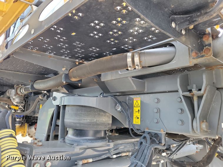 image for item EA2523 2013 RoGator RG1100 sprayer