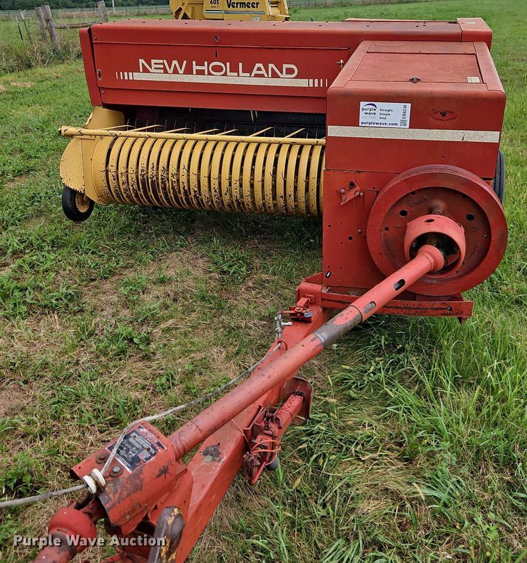 image for item EB8236 New Holland 565 small square baler
