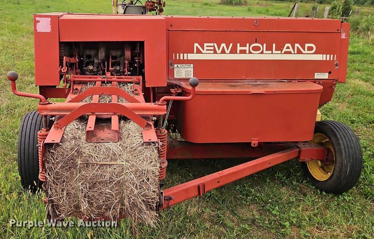 image for item EB8236 New Holland 565 small square baler