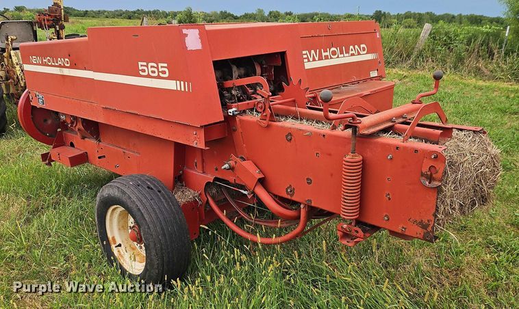 image for item EB8236 New Holland 565 small square baler