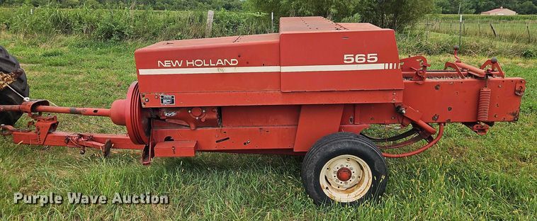 image for item EB8236 New Holland 565 small square baler