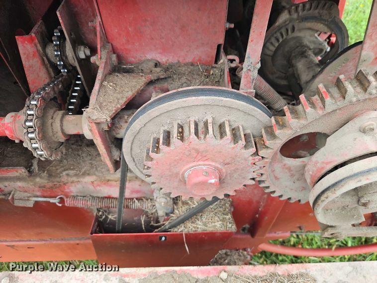 image for item EB8236 New Holland 565 small square baler