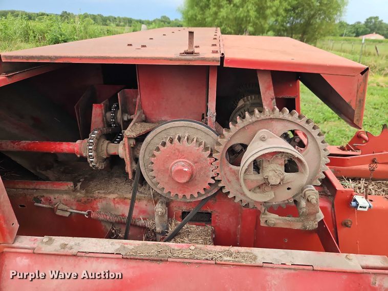 image for item EB8236 New Holland 565 small square baler