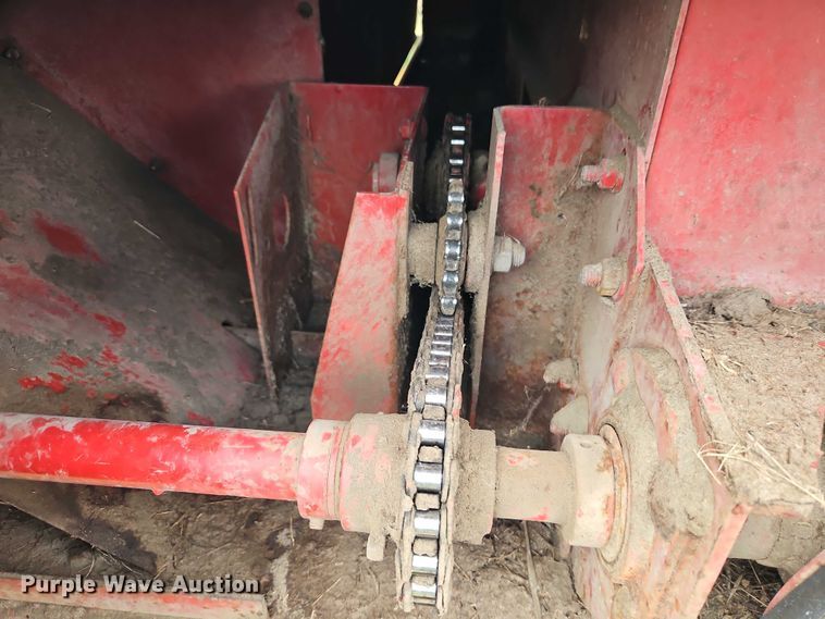 image for item EB8236 New Holland 565 small square baler