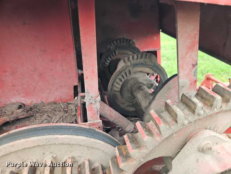 image for item EB8236 New Holland 565 small square baler