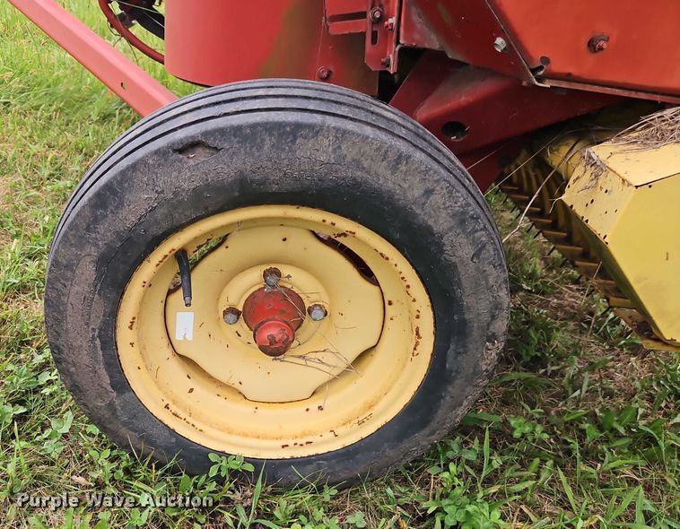 image for item EB8236 New Holland 565 small square baler