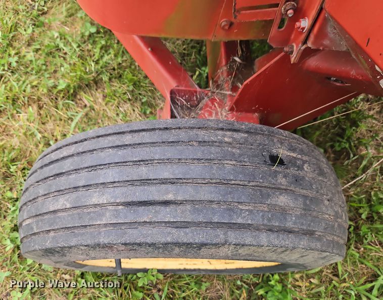 image for item EB8236 New Holland 565 small square baler