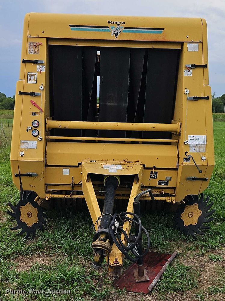 image for item EB8239 1996 Vermeer 605 Series K round baler