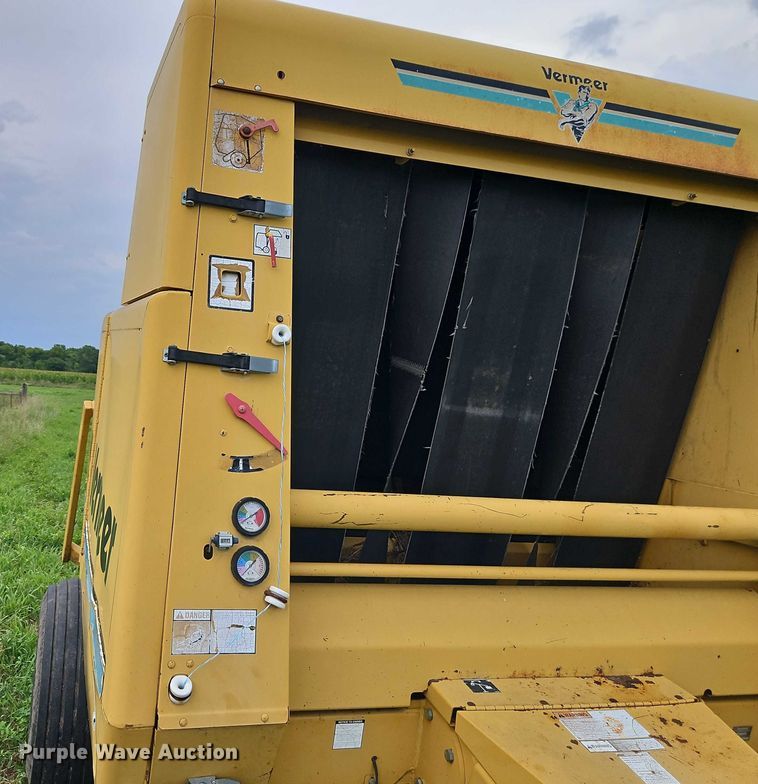image for item EB8239 1996 Vermeer 605 Series K round baler