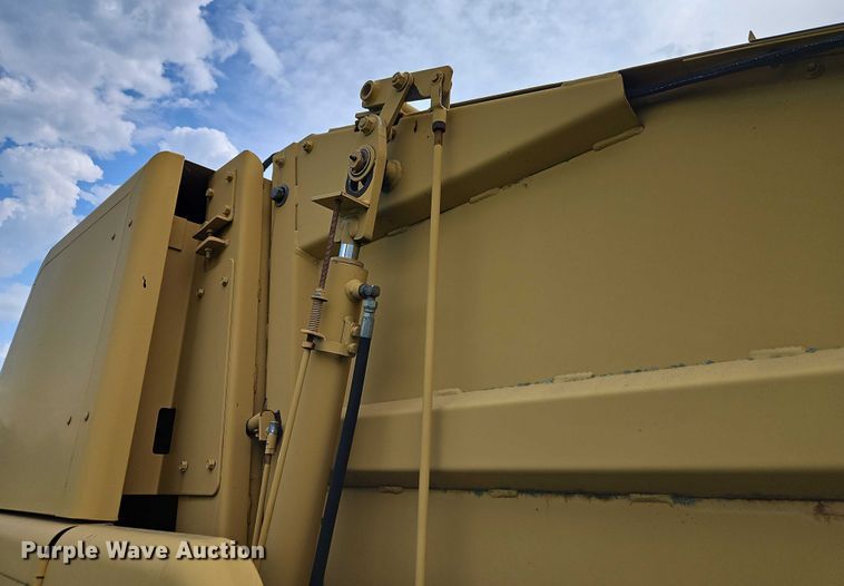 image for item EB8239 1996 Vermeer 605 Series K round baler