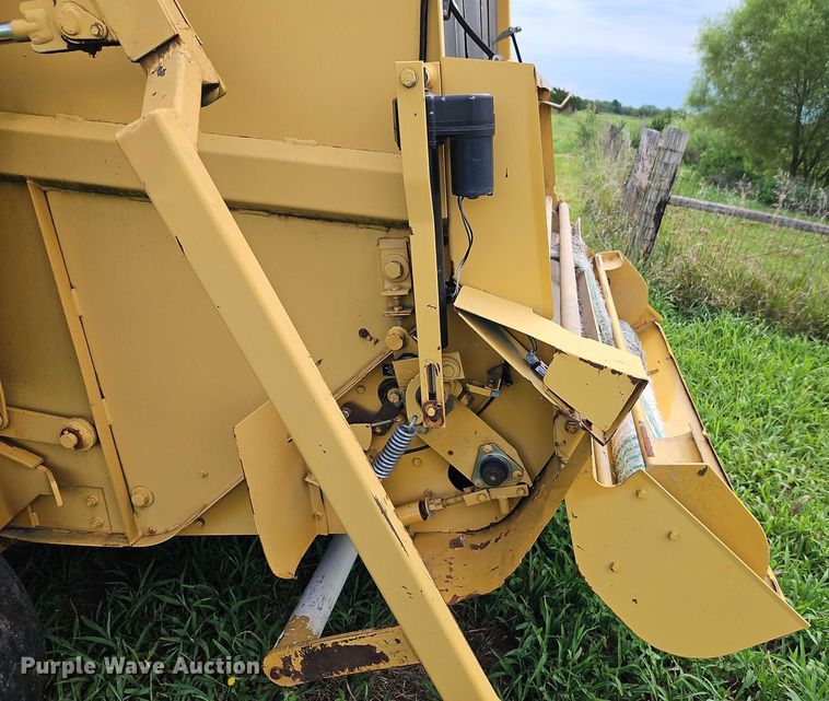 image for item EB8239 1996 Vermeer 605 Series K round baler