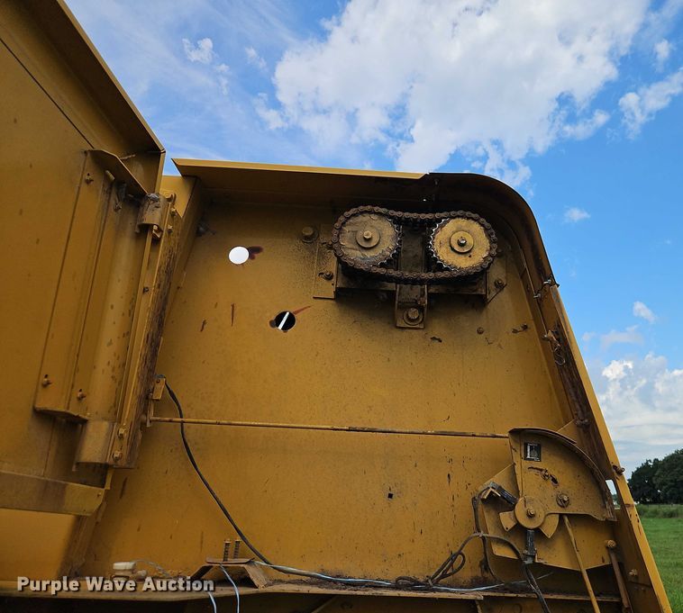 image for item EB8239 1996 Vermeer 605 Series K round baler