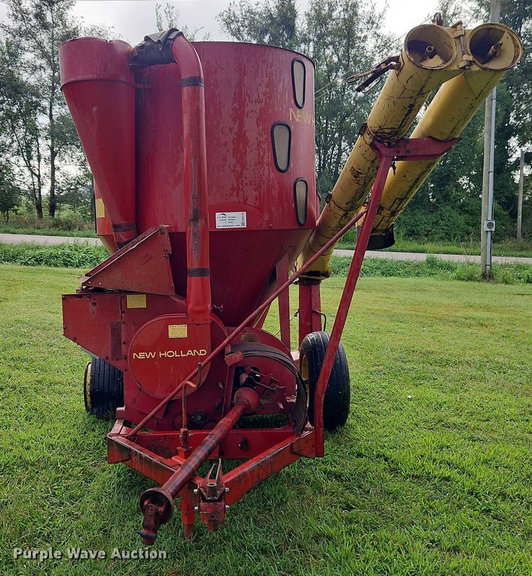 image for item EB8248 New Holland 354 feed grinder/mixer
