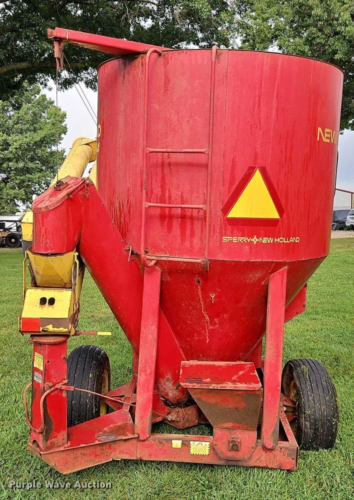 image for item EB8248 New Holland 354 feed grinder/mixer
