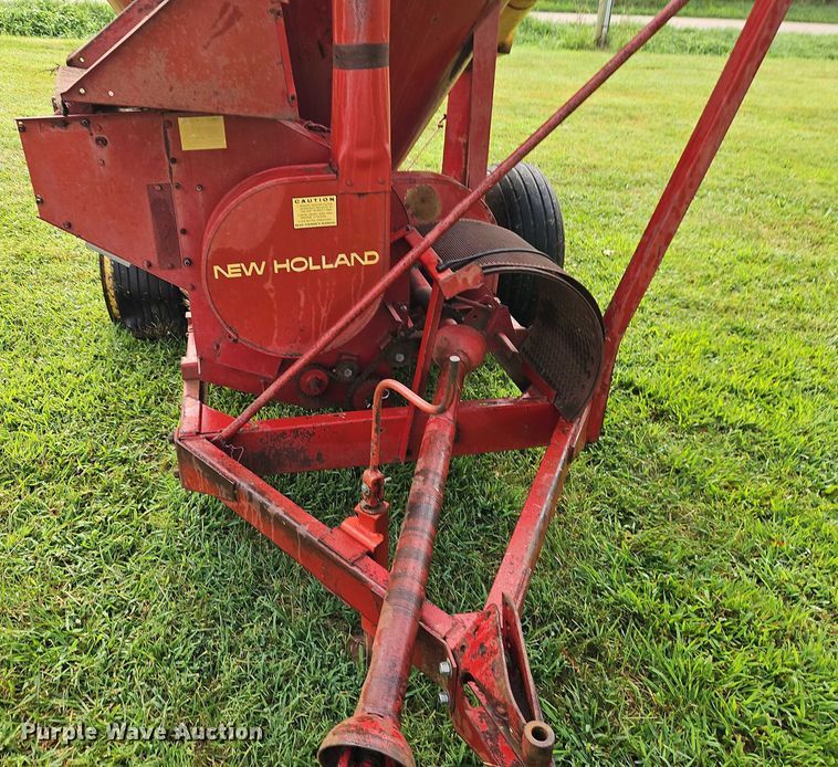 image for item EB8248 New Holland 354 feed grinder/mixer