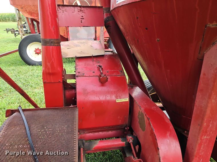 image for item EB8248 New Holland 354 feed grinder/mixer