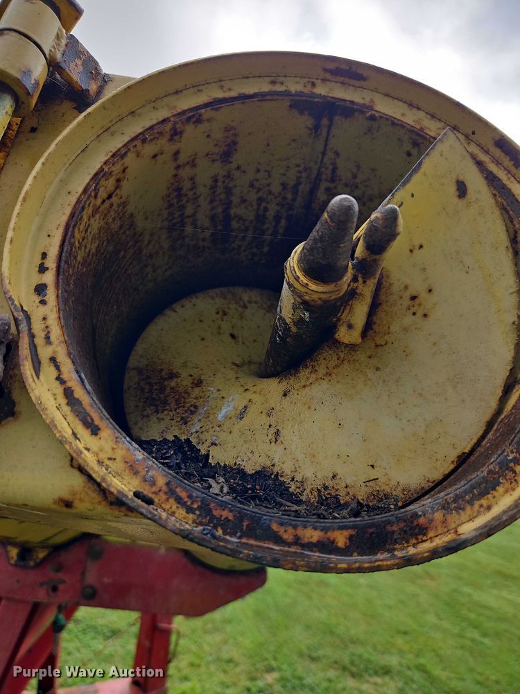 image for item EB8248 New Holland 354 feed grinder/mixer