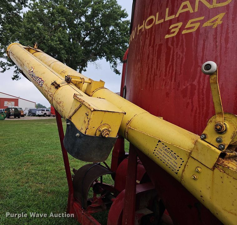 image for item EB8248 New Holland 354 feed grinder/mixer