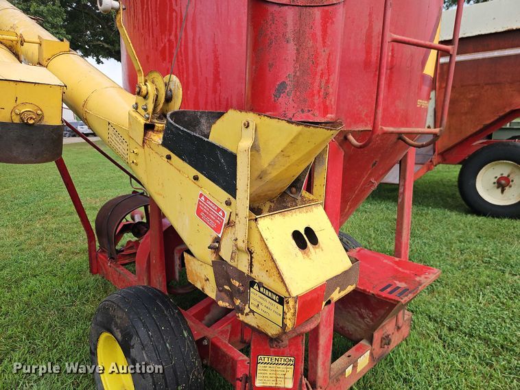 image for item EB8248 New Holland 354 feed grinder/mixer