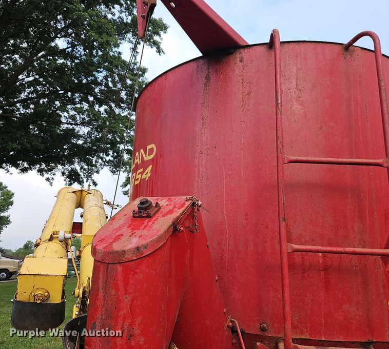 image for item EB8248 New Holland 354 feed grinder/mixer