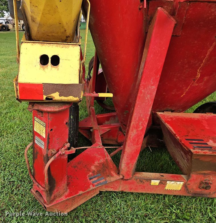 image for item EB8248 New Holland 354 feed grinder/mixer