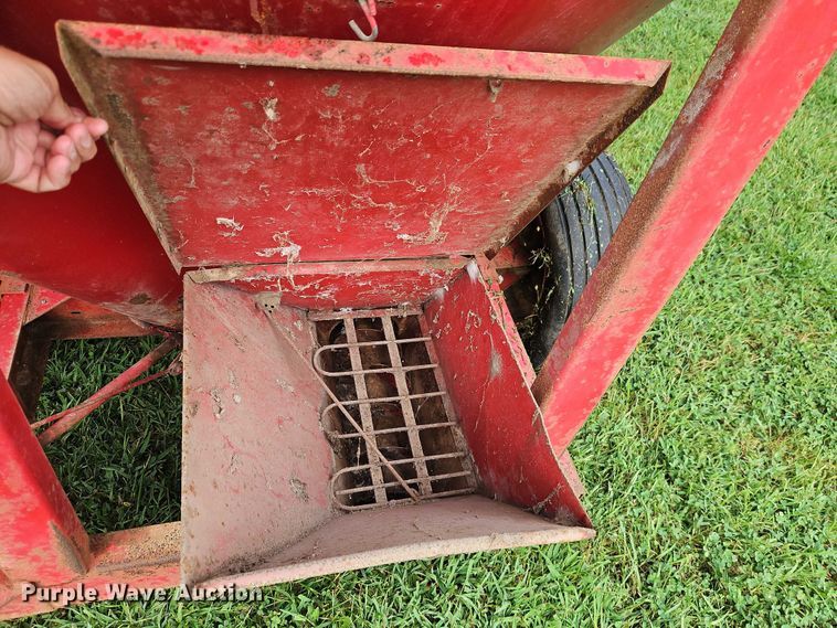 image for item EB8248 New Holland 354 feed grinder/mixer