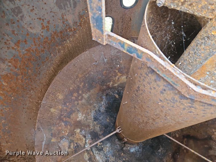 image for item EB8248 New Holland 354 feed grinder/mixer