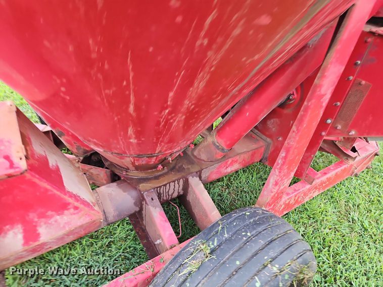 image for item EB8248 New Holland 354 feed grinder/mixer