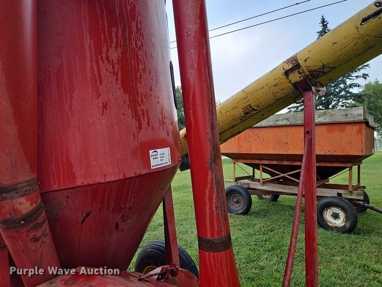 image for item EB8248 New Holland 354 feed grinder/mixer