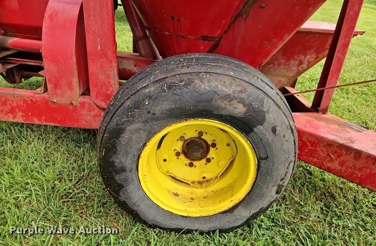 image for item EB8248 New Holland 354 feed grinder/mixer