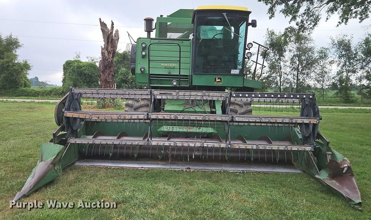 image for item EB8252 1981 John Deere 6620 combine