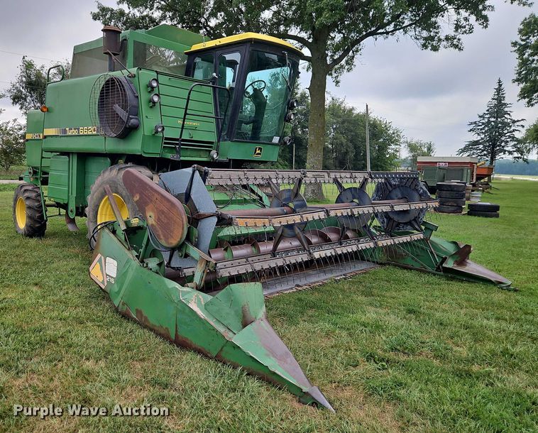 image for item EB8252 1981 John Deere 6620 combine
