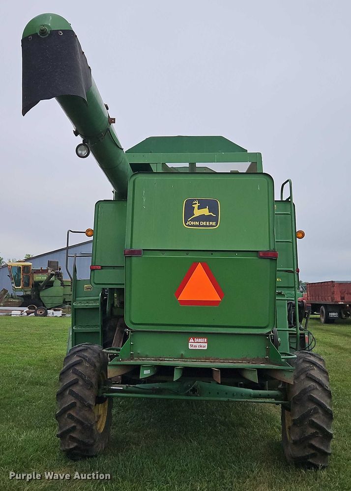 image for item EB8252 1981 John Deere 6620 combine