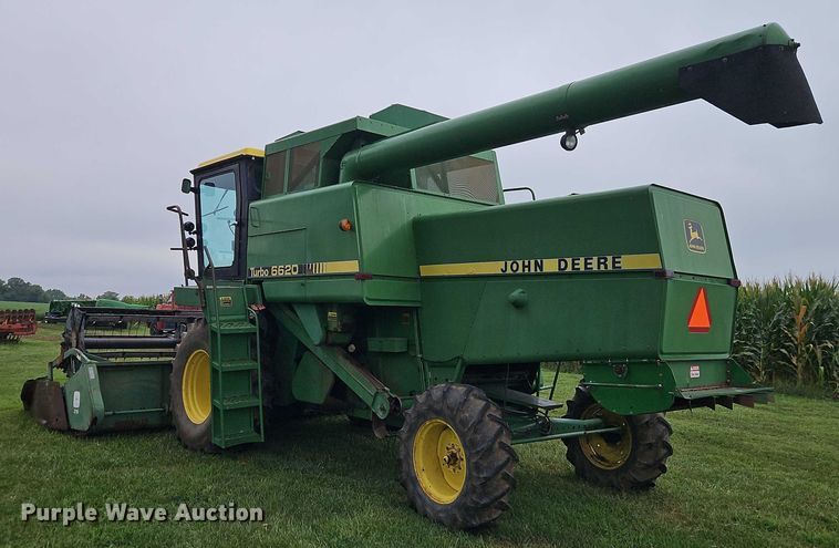 image for item EB8252 1981 John Deere 6620 combine