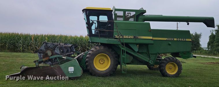 image for item EB8252 1981 John Deere 6620 combine