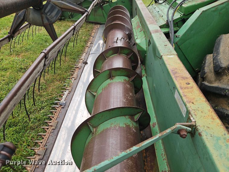 image for item EB8252 1981 John Deere 6620 combine