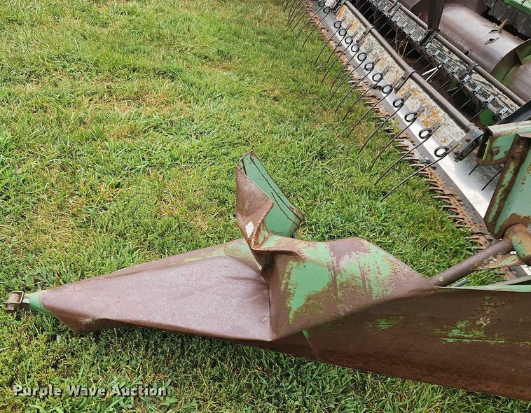 image for item EB8252 1981 John Deere 6620 combine