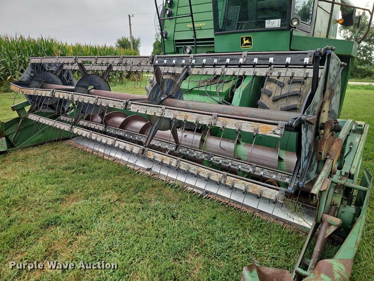 image for item EB8252 1981 John Deere 6620 combine