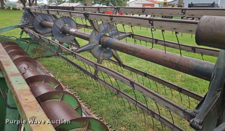 image for item EB8252 1981 John Deere 6620 combine