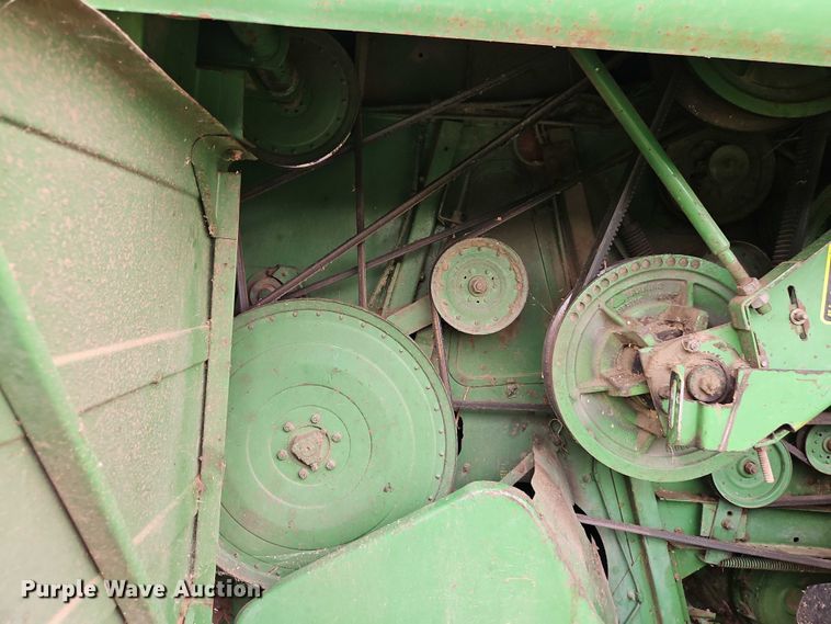 image for item EB8252 1981 John Deere 6620 combine