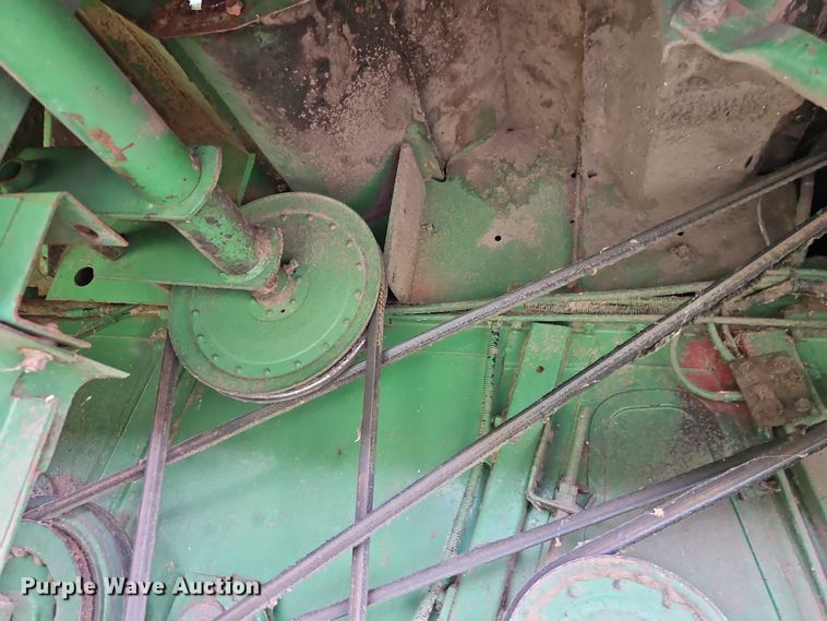 image for item EB8252 1981 John Deere 6620 combine