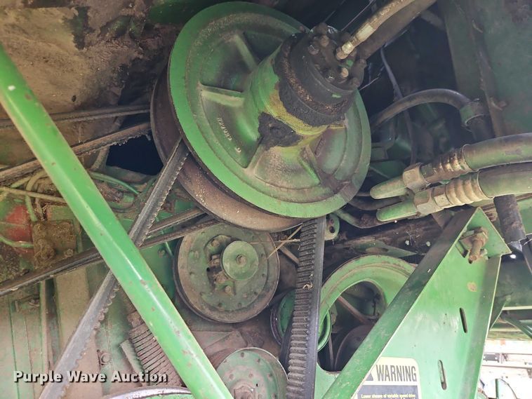 image for item EB8252 1981 John Deere 6620 combine