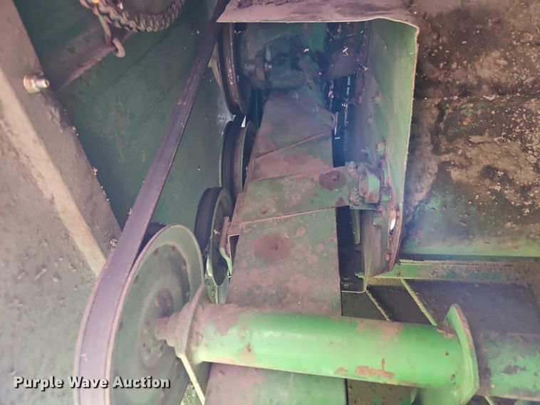 image for item EB8252 1981 John Deere 6620 combine
