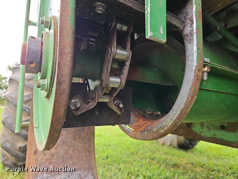 image for item EB8252 1981 John Deere 6620 combine