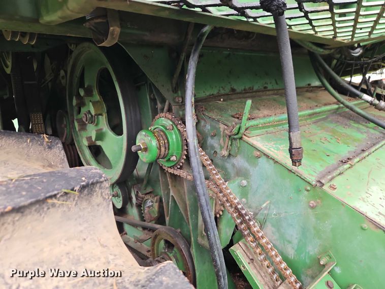 image for item EB8252 1981 John Deere 6620 combine