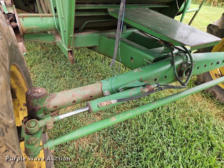 image for item EB8252 1981 John Deere 6620 combine