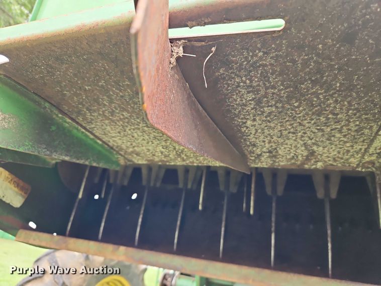 image for item EB8252 1981 John Deere 6620 combine