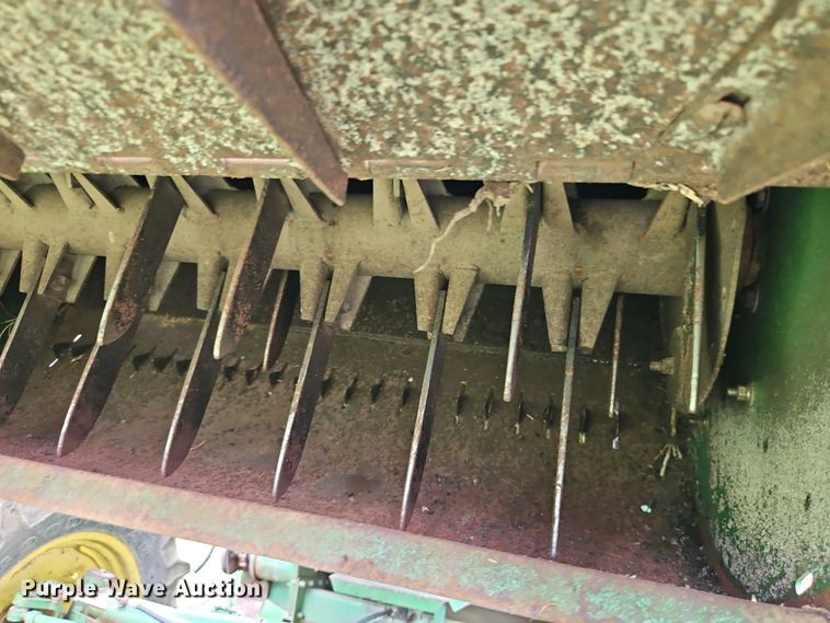 image for item EB8252 1981 John Deere 6620 combine